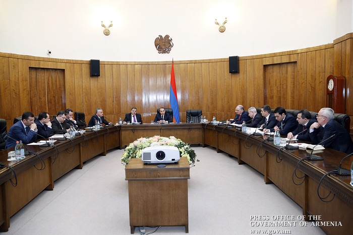 В правительстве продолжаются обсуждения по вопросам экономического развития 
Армении