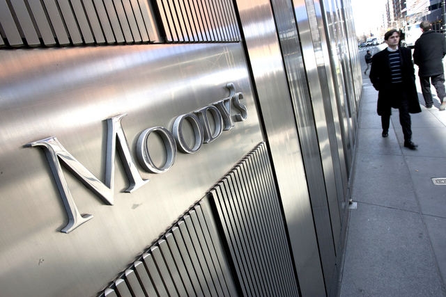 Moody's понизило рейтинги 14 российских компаний, включая "Роснефть" и "Газпром"