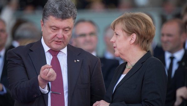 Порошенко и Меркель высказались за увеличение числа наблюдателей ОБСЕ на востоке 
Украины