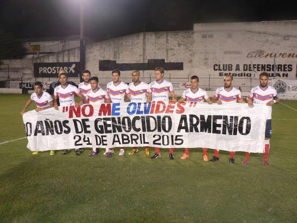 Клуб «Депортиво Арменио» выйдет на поле в футболках с надписью «Помню и 
требую» 