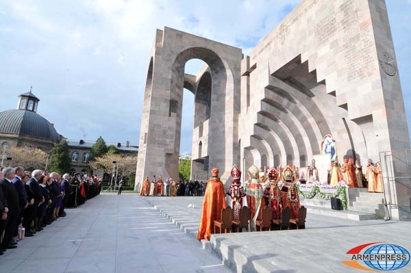 В церквах в Армении и во всем мире звучат 100 ударов колоколов