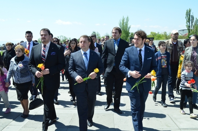 DEMYC members visit Tsitsernakaberd Armenian Genocide Memorial
