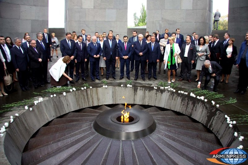 Губернатор Санкт-Петербурга подарил документы Музею Геноцида армян