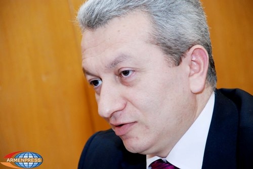 Главный казначей комментирует причины замедления экономического роста в 
Армении