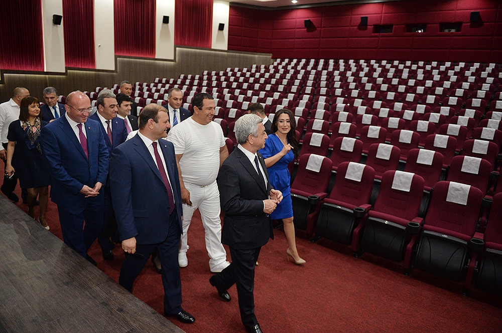 Президент Армении присутствовал на открытии кинотеатра «Айастан» и посетил 
зоопарк Еревана