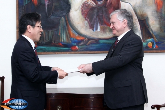 Ambassador of Japan hands copies of his credentials over to Armenia's FM