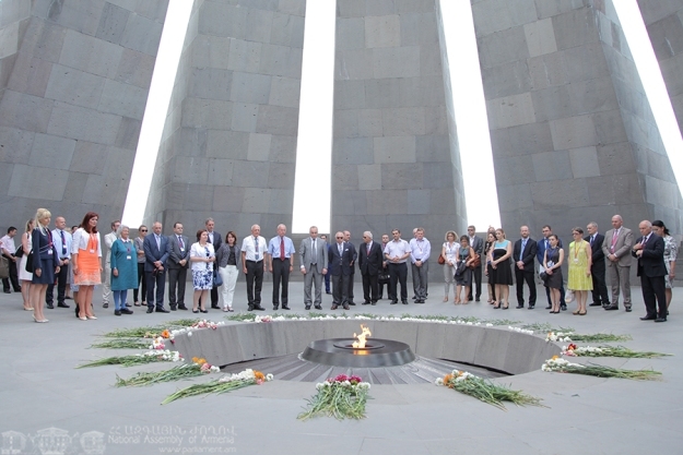 Члены Парламентской ассамблеи НАТО посетили Мемориал жертв 
Геноцида армян
