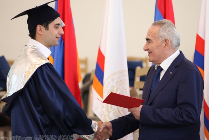 Председатель Национального Собрания Армении вручил дипломы 
выпускникам Армянского государственного педагогического 
университета