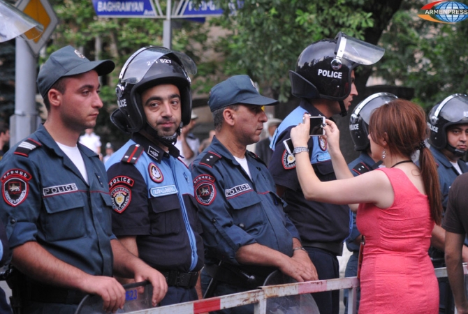 Количество сотрудников полиции на проспекте Баграмяна сократилось по 
сравнению с предыдущими днями