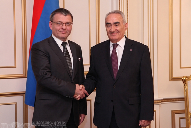 Армения высоко оценивает взвешенную политику официальной Праги в 
вопросе нагорно-карабахского конфликта