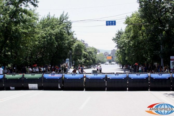 Полиция убирает мусорные баки с проспекта Баграмяна