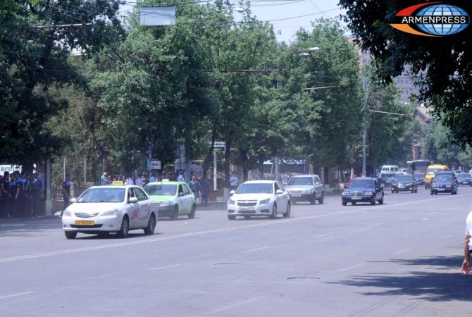 Полиция восстановила нарушенное в течение 2 недель движение на проспекте Баграмяна: 
прошли первые машины
