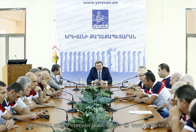 Taron Margaryan receives head coaches of Yerevan team participating in Pan-Armenian Games