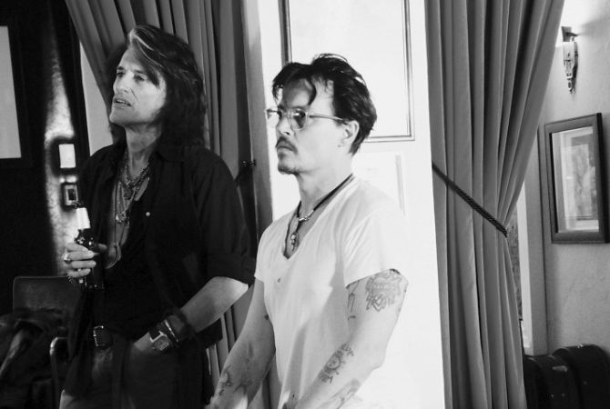 Актер Джонни Депп принял участие в записи нового альбом рок-группы Hollywood 
Vampires