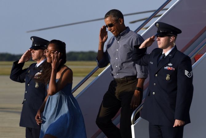 Президент США Барак Обама завершил свой отпуск и вернулся в Вашингтон
