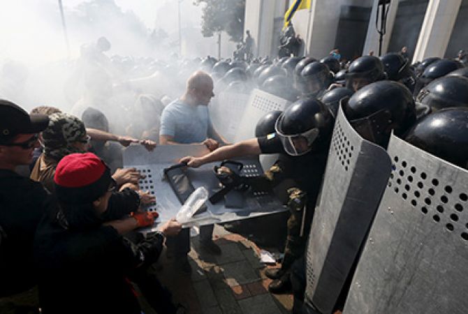 В столкновениях у Рады от огнестрельных ранений пострадал 21 человек