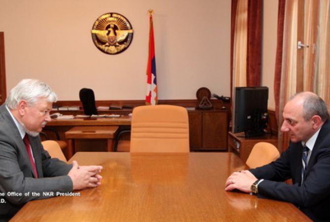 Бако Саакян и Анджей Каспрчик обсудили вопросы ситуации на линии соприкосновения