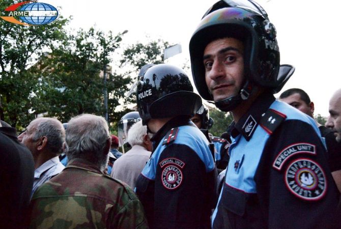 Полиция призывает манифестантов освободить проезжую часть проспекта Баграмяна