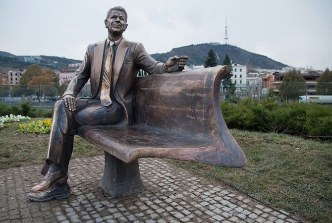 В Тбилиси местный житель облил краской памятник Рональду Рейгану