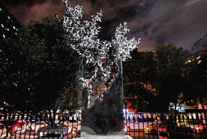 Դիզայներ Մայքլ Արամը Հայոց ցեղասպանության զոհերի հիշատակի քանդակ է ներկայացրել Նյու Յորքում
