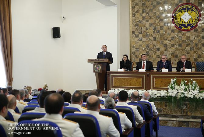 Премьер-министр Армении поздравил сотрудников Следственного комитета с 
профессиональным праздником