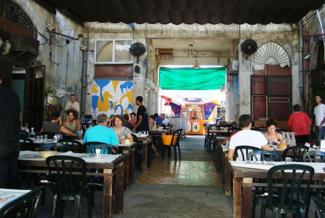 مطعم يعرض أسعاراً خاصة للفلسطينين و الإسرائيليين الذين يجلسون على مائدة واحدة