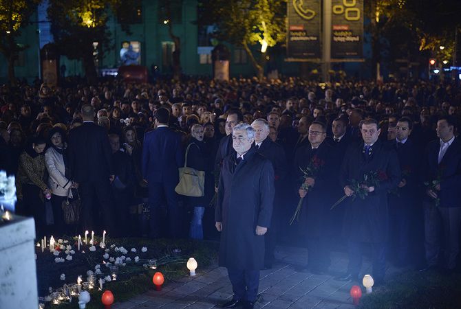 Президент Армении Серж Саргсян  участвует в церемонии зажжения  свечей на 
ереванской  площади Франции