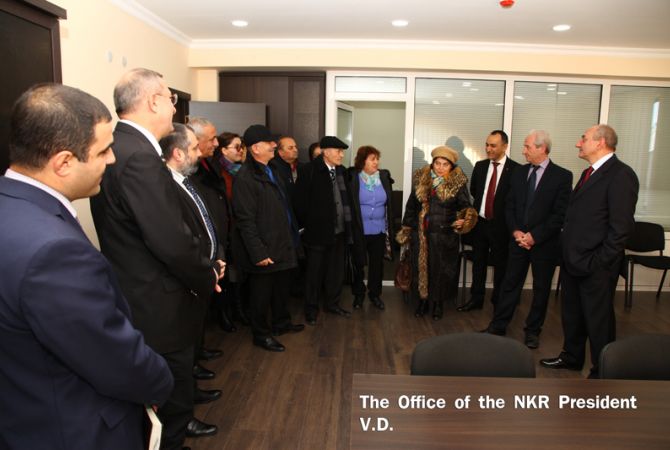 Бако Саакян посетил новый офис редакции республиканскойгазеты "Азат Арцах"