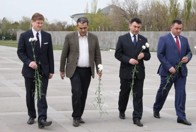 Латвийский парламентарий воздал дань уважения жертвам Геноцида армян в Мемориале в 
Цицернакаберде