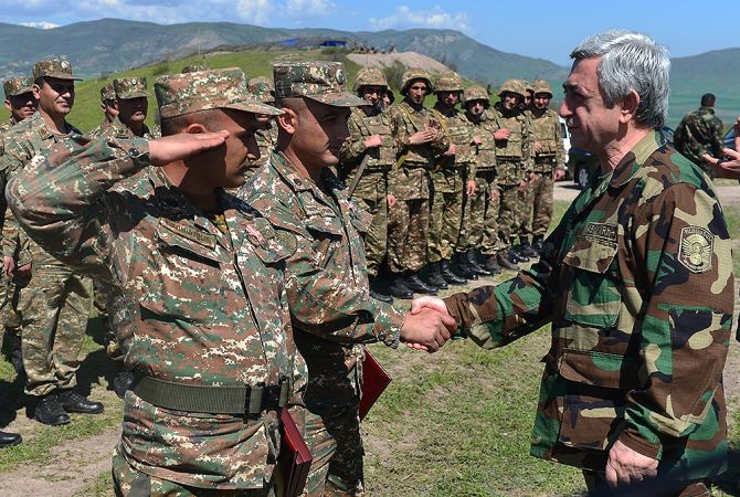 الرئيس سيرج سركيسيان يكافئ مجموعة من الجنود في آرتساخ 
-صور-