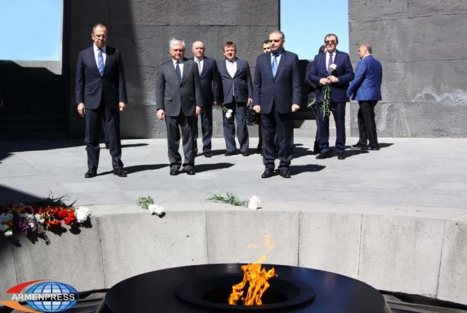 لافروف يزور النصب التذكاري للإبادة الجماعية الأرمنية تسيتسرناغابيرت-صور-
