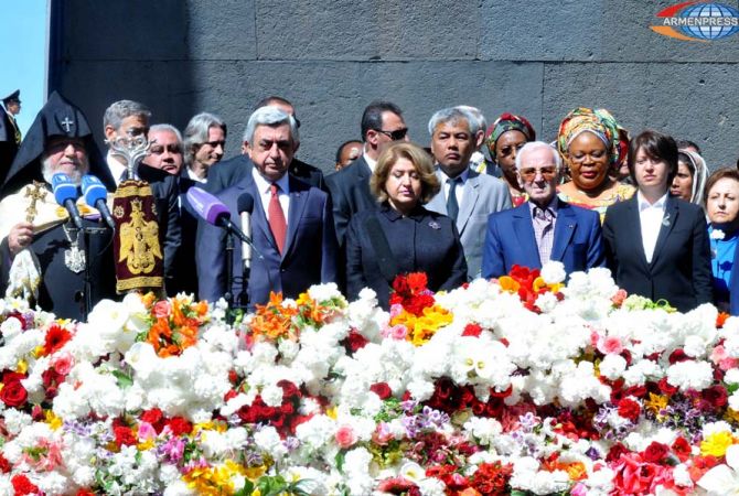 Высшее руководство страны, мировые знаменитости воздали в Цицернакаберде дань 
памяти жертвам Геноцида