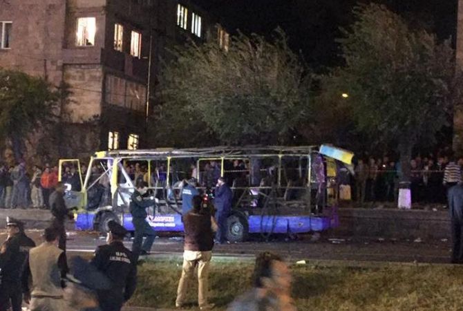 В результате взрыва автобуса, по предварительным данным, погиб один человек

