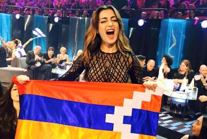 ايفيتا مكوتشيان ترفع علم آرتساخ في مسابقة يوروفيجن وتقول 
-أرمينيا تريد السلام، فيديو- 