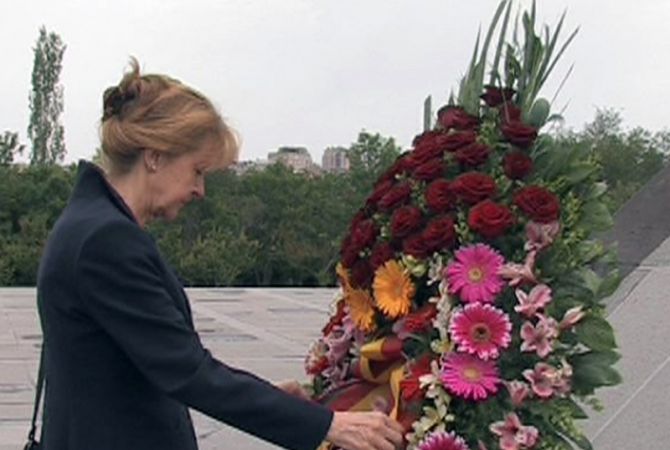 Bundestag Vice-President visits Armenian Genocide Memorial