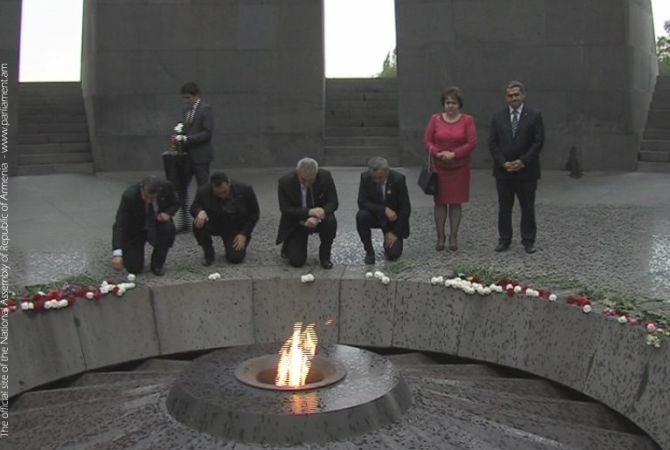 Члены делегации Национального Собрания Болгарии посетили Мемориал Геноцида армян 
в Цицернакаберде
