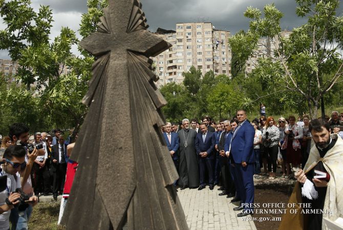 رئيس الوزراء هوفيك أبراهاميان يفتتح النصب التذكاري المهداة للشهداء الذين سقطوا في حرب أبريل الأخيرة