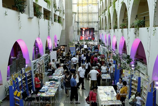 «Ընթերցող Երևան» գրքի ցուցահանդես-տոնավաճառը երեկոյան շարունակվել է գրական 
համերգով