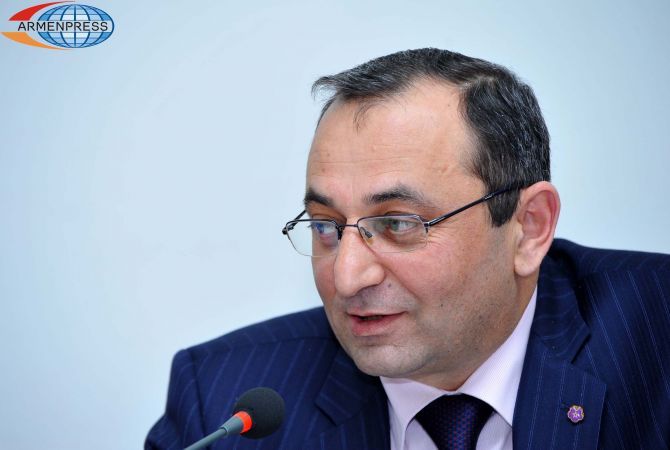 Арцвик Минасян призвал с трибуны НС Армении пользоваться армянскими телефонами 
«Армфон» 