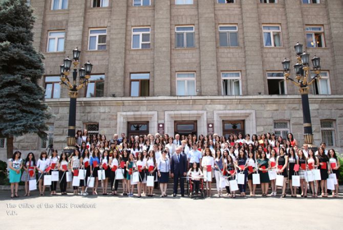Окончившие с отличием Арцахский государственный университет студенты получили 
свои дипломы в резиденции президента НКР