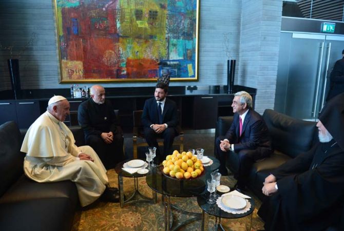 
В аэропорту "Звартноц" состоялась короткая беседа между президентом Армении, 
Католикосом Всех Армян и Папой Франциском

