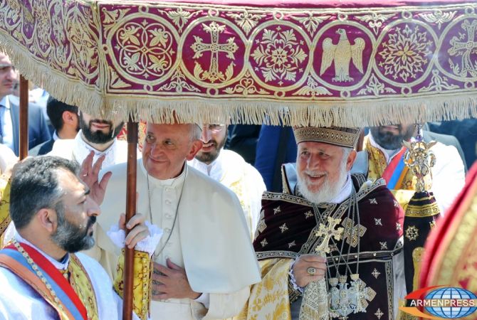 У открытого алтаря Кафедрального собора началось богослужение с участием Папы 
Римского