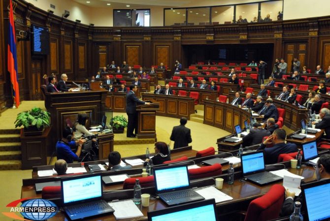 На внеочередном заседании НС Армении обсуждается вопрос о внесении изменений в 
Избирательный кодекс Армении: прямой эфир