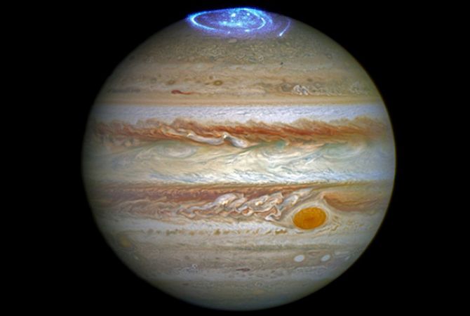 Телескоп Hubble сделал снимки полярных сияний Юпитера