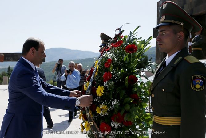 Yerevan Mayor Taron Margaryan pays homage to memory of Nagorno Karabakh Liberation War 
victims 