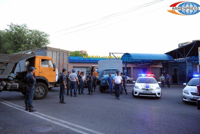 С территории полка ППС освобождены двое  заложников – Виталий  Баласанян