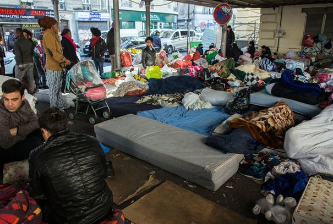 Власти Франции вывезли 2600 мигрантов из палаточного лагеря в Париже