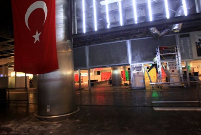 В аэропорту Ататюрка из-за проверок столпились толпы пассажиров
