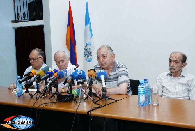 Armenian doctors urge gunmen to release their colleagues from Police station