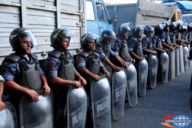 В результате ответных выстрелов правоохранительных органов ранения получили еще 
двое членов вооруженной группы: полиция Армении